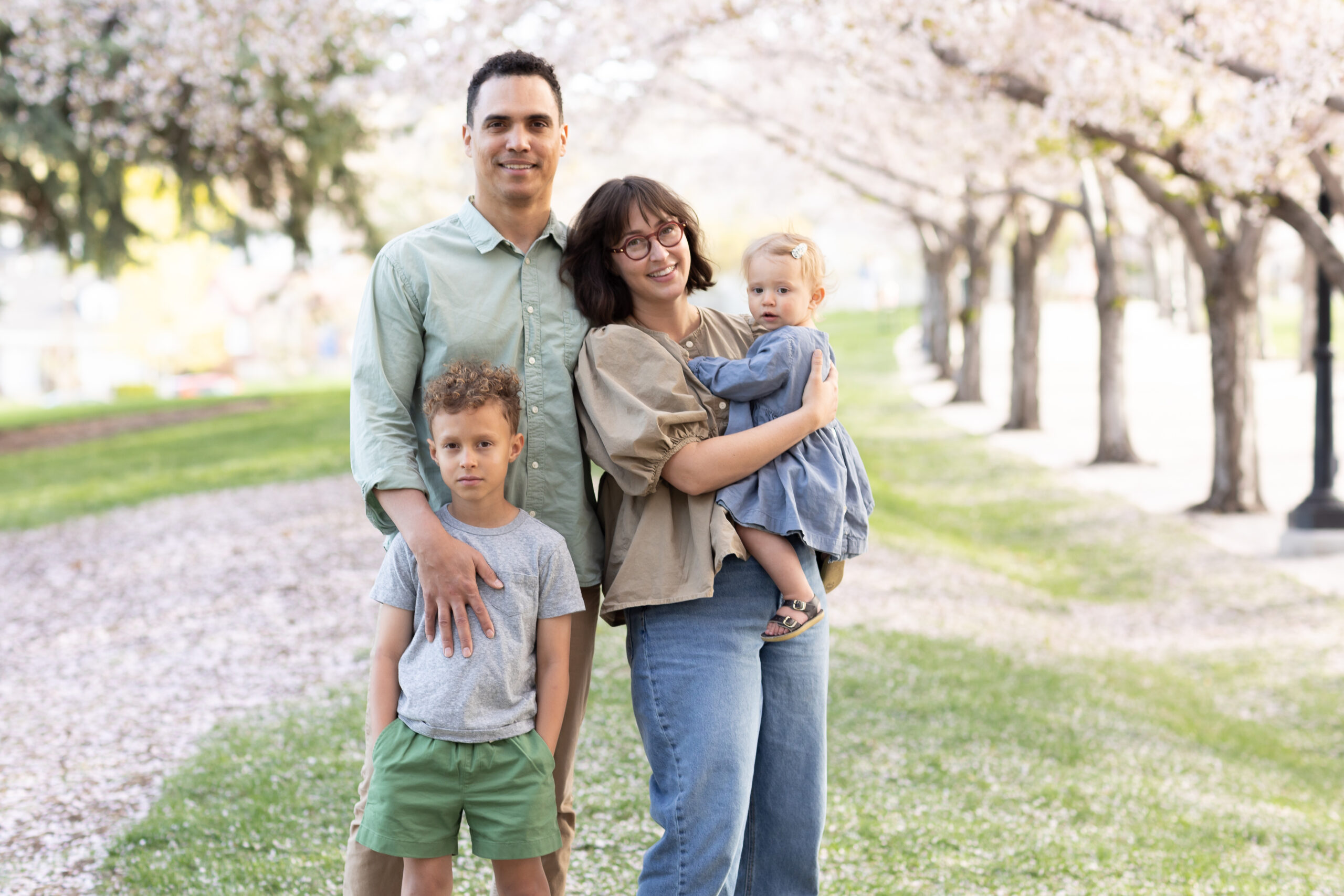 Photos of an adorable family at the cherry blossoms at Utah State Capitol